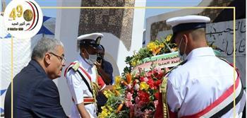 محافظ المنيا يضع إكليلا من الزهور على النصب التذكاري خلال احتفالات الذكرى 49 لنصر أكتوبر