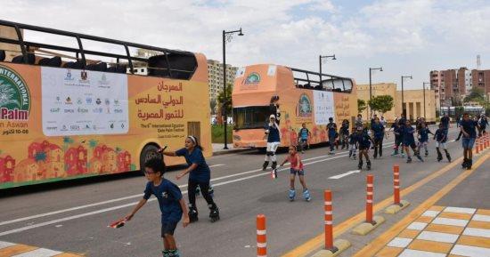 محافظ أسوان يشارك الشباب والفتيات والنشء بمهرجان المشي والإسكيت