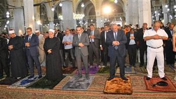   محافظ الغربية ومفتي الديار المصرية يؤديان صلاة الجمعة بالمسجد الأحمدي بطنطا