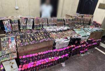 حبس عاطل سقط بـ 134 ألف قطعة ألعاب نارية