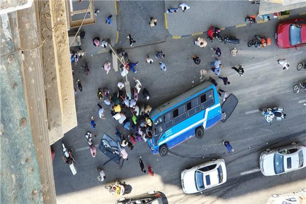 إصابة 3 أشخاص في حادث انقلاب أتوبيس من أعلى كوبري أكتوبر 