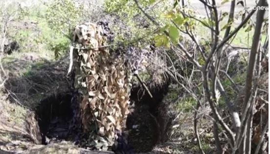 جحور الثعالب تتحول إلى عرائن للجنود الأوكرانيين على خط الجبهة.. فيديو