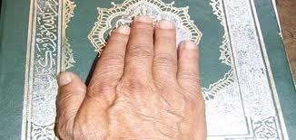 هل يجوز الحلف على المصحف.. وما الكفارة؟