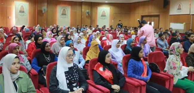 طلاب من أجل مصر بجامعة سوهاج تنظم لقاءا تعريفيا وتثقيفيا لطلاب كلية الآداب