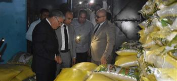 محافظ المنيا يضبط 40 طن سلع غذائية محتكرة داخل مخزنين 