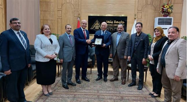 رئيس جامعة بنها يكرم المشرف علي قطاع خدمة المجتمع وتنمية البيئة 