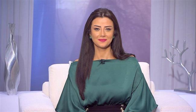 إطلالة كلاسيكية "بالبمبى".. رضوى الشربينى تتألق