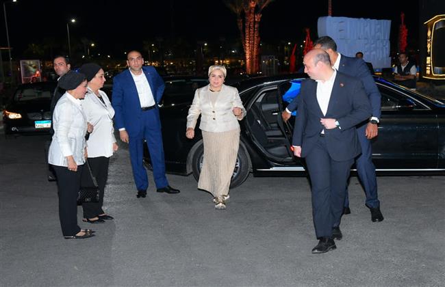 السيدة انتصار السيسى تتفقد معارض المنطقة الخضراء بشرم الشيخ.. وتشيد بالتنظيم