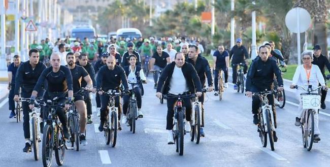الرئيس السيسي يتفقد المنطقة الخضراء في شرم الشيخ بالدراجة.. فيديو وصور