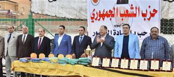 محافظ أسيوط وأمين حزب الشعب الجمهورى يكرمان فريق «مركز أبنوب» الفائز بالمركز الأول 