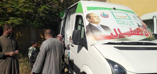 الكشف على ١٢٧٥ مواطن فى قافلة طبية مجانية بقرية الدير الغربي بقنا 