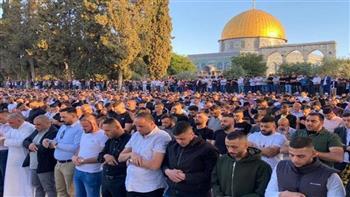 60 ألف فلسطيني يؤدون صلاة الجمعة في باحات المسجد الأقصى