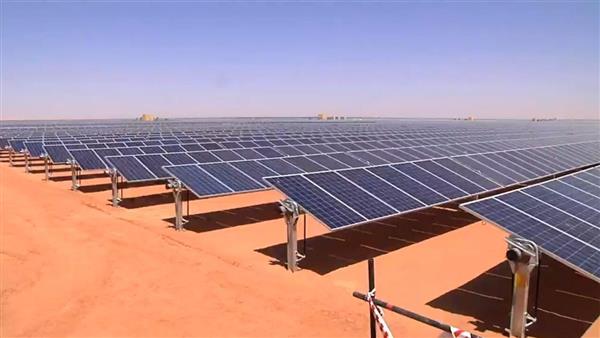 إيكنوميك تايمز: محطة الطاقة الشمسية المصرية تضعها في طليعة إنتاج الطاقة المتجددة في القارة الأفريقية