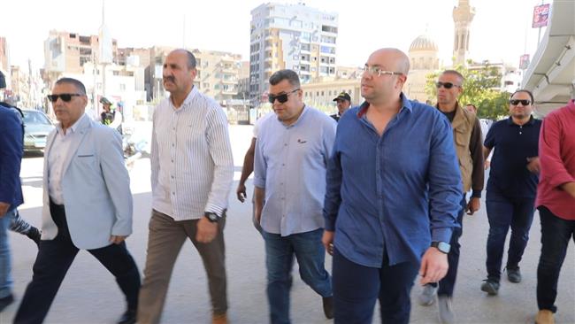 محافظ بني سويف يقوم بجولة تفقدية بعدد من الشوارع والميادين ويلتقي بعض المواطنين