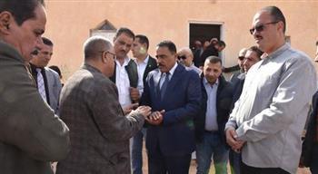 محافظ مطروح يوجه بإرسال قافلة طبية وصيانة أعمدة الكهرباء بـ«تجمع عويشة»