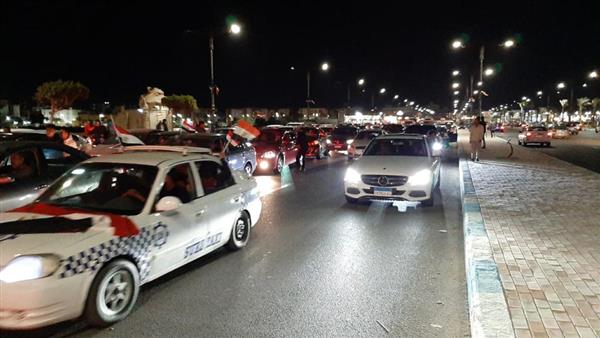 الشعب قال كلمته.. مواطنون يجوبون شوارع القاهرة تأييدًا للدولة والرئيس.. فيديو