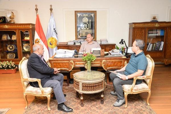 محافظ أسيوط يلتقي مسئولي هيئة الطرق لبحث الموقف التنفيذي لعدد من المشروعات