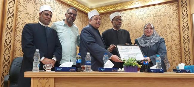 وكيل الأزهر يكرم طروب رسلان مدير عام التعليم الخاص تقديرًا لعطائها الوطني