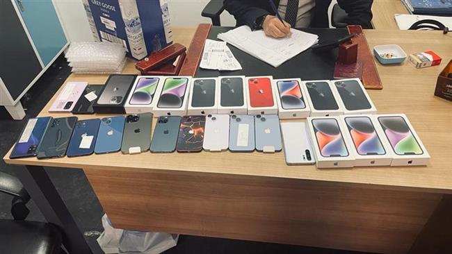 ضبط راكب بحوزته 24 هاتفا محمولا بمطار القاهرة