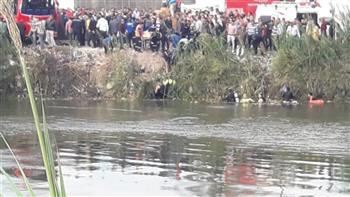 الصور الأولى لحادث انقلاب أتوبيس في ترعة على طريق المنصورة 