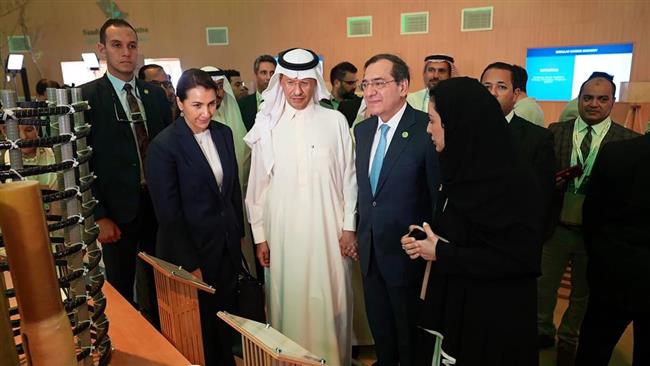 وزيرا البترول و الخارجية يصطحبان وزير الطاقه السعودى لزيارة جناح مبادرة السعوديه الخضراء 