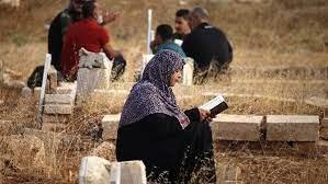 قراءة القرآن على الميت أثناء الدفن وبعده.. الإفتاء تكشف الحكم