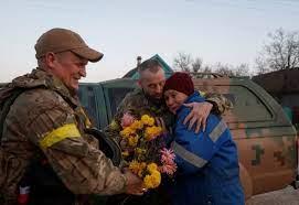  بالأحضان والقبلات .. هكذا استقبل الأوكرانيون قوات بلادهم بعد دخولها خيرسون