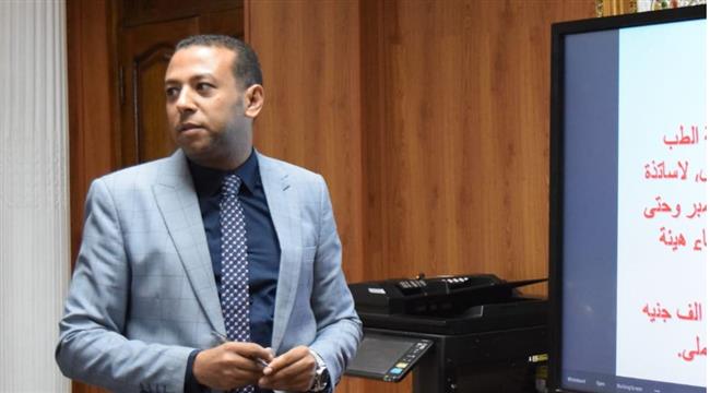 رئيس جامعة بني سويف: دورات متخصصة لأعضاء الجهاز الإداري لتنمية مهاراتهم الوظيفية