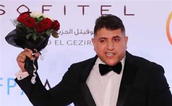   أحمد رأفت "مذيع الشارع" يظهر ببوكيه الورد في افتتاح مهرجان القاهرة