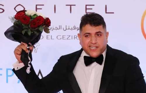 أحمد رأفت "مذيع الشارع" يظهر ببوكيه الورد في افتتاح مهرجان القاهرة