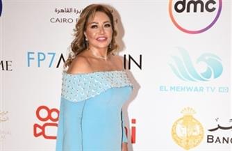   ليلى علوي تتألق باللون اللبني في افتتاح «القاهرة السينمائي» الدورة الـ 44