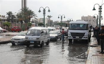 الدفع بـ30 سيارة كسح و3 بدالات للتعامل مع تجمعات مياه الأمطار بالعجمى 