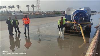 شعيب يتفقد ميدانيا أعمال سحب وصرف تجمعات مياه الأمطار على الطريق الدولي مطروح و السلوم 