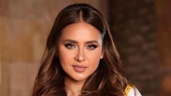 نيللي كريم تقدم جائزة فاتن حمامة للمخرجة كاملة أبو ذكرى 