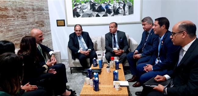 وزير التجارة يبحث مع "تتراباك" خطط الشركة المستقبلية لزيادة استثمارتها في السوق المصري