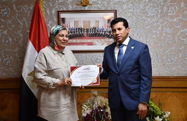 وزير الشباب والرياضة يُكرم رئيس الإدارة المركزية لتمكين الشباب