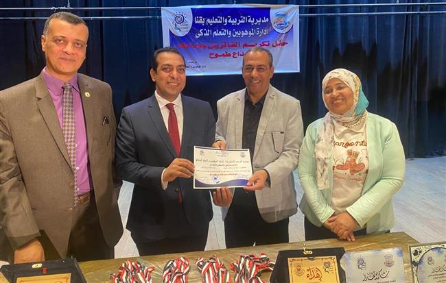 بحضور أولياء الأمور «حازم عمر» يكرم الفائزين بمسابقة «الإبداع طموح» بقنا