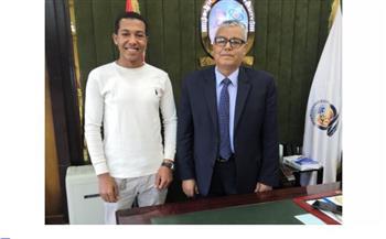 رئيس جامعة جنوب الوادى يستقبل الأول على الجمهورية فى الخط العربى