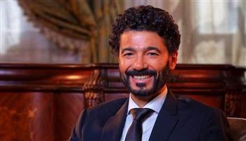 شاهد.. خالد النبوي يلتقط صور مع عمال في الشارع