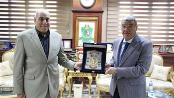لبلوغه سن المعاش.. محافظ المنيا يكرم وكيل وزارة القوي العاملة