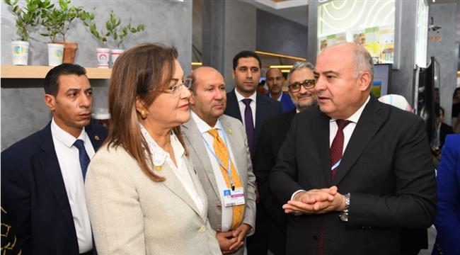 محافظ قنا يقدم شرحا تفصيليا عن مشروع الزراعة بدون تربة " إيروبونك " 