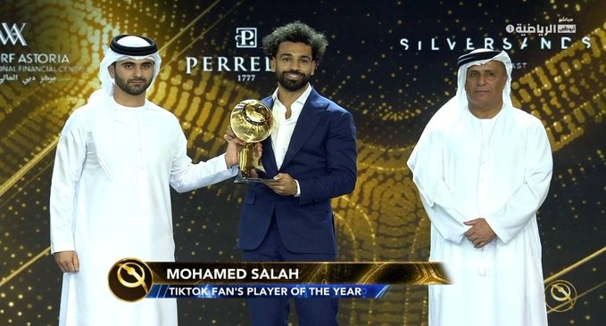 محمد صلاح يحصل على جائزة أفضل لاعب في العالم بتصويت الجماهير