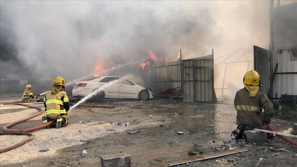 حريق ضخم بمخزن للأخشاب والأعلاف بـ «الكويت»