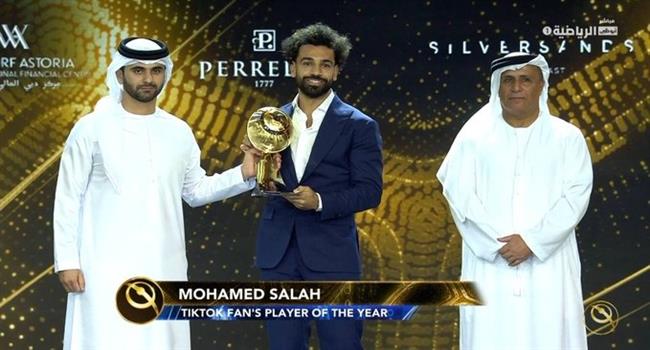 محمد صلاح يحصل على جائزة أفضل لاعب في العالم بتصويت الجماهير 