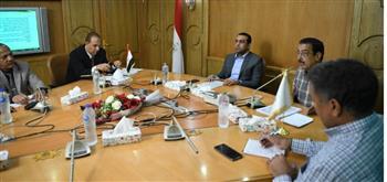حازم عمر يبحث تحسين خدمات المراكز التكنولوجية بقنا
