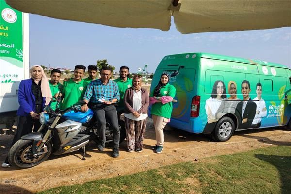 مستقلاً دراجته الكهربائية.. «قافلة الشباب» بالمنطقة الخضراء يستقبل المغامر علي عبده