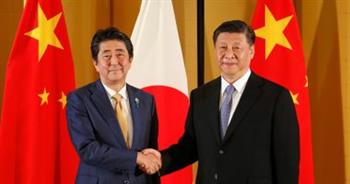   في أول قمة مباشرة.. رئيس وزراء اليابان والرئيس الصيني يتفقان على علاقات «بناءة ومستقرة»