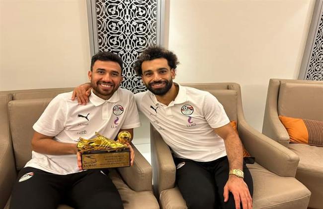 "صلاح" يهدي جائزة أفضل لاعب في ودية بلجيكا لـ "تريزجيه"