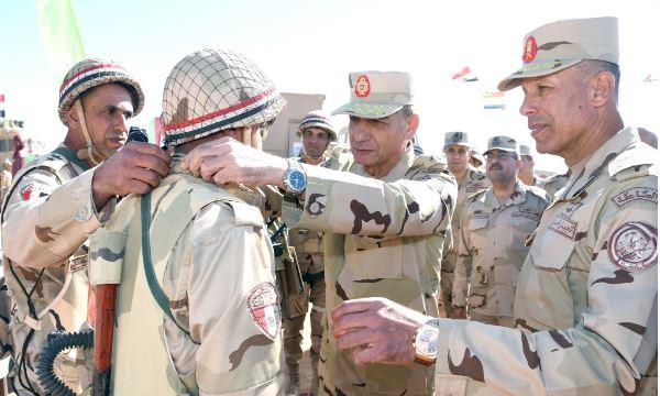 وزير الدفاع يشهد إجراءات تفتيش الحرب لأحد تشكيلات المنطقة الغربية العسكرية