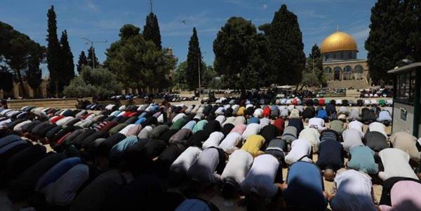 عشرات الآلاف يؤدون صلاة الجمعة في باحات المسجد الأقصى المبارك